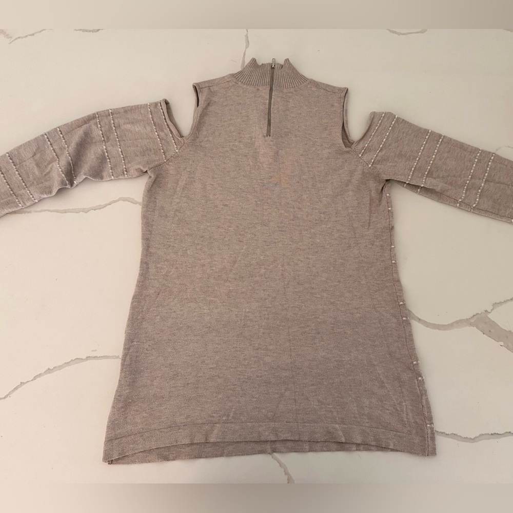 Medium Sweater Top Open Shoulders - Picture 2 of 4